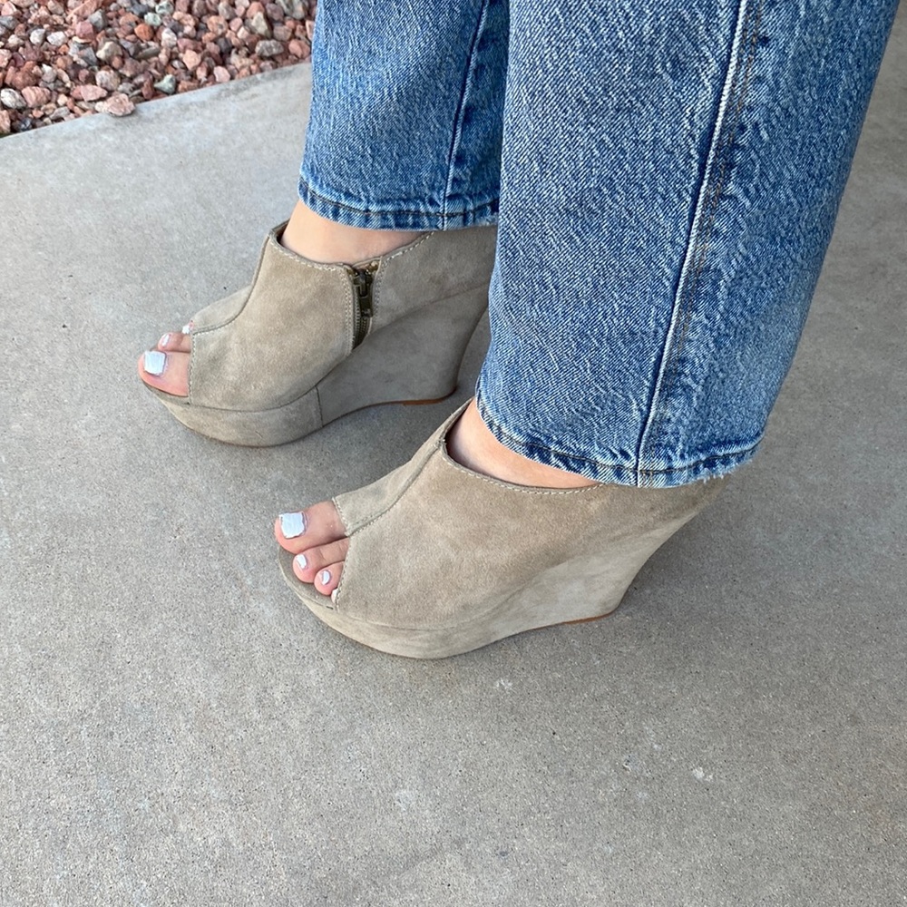 Steve Madden suede taupe platform shoes